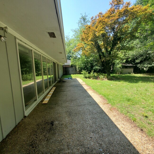 Foto del edificio - 2104 Hardee Rd