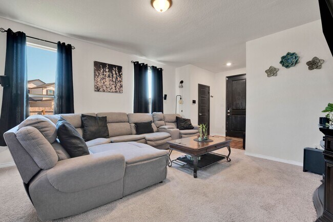 Building Photo - Stunning Converse Home Near Randolph AFB!