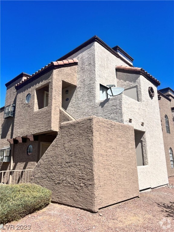 The Crossing at Stonegate Apartments for Rent with Parking Las Vegas