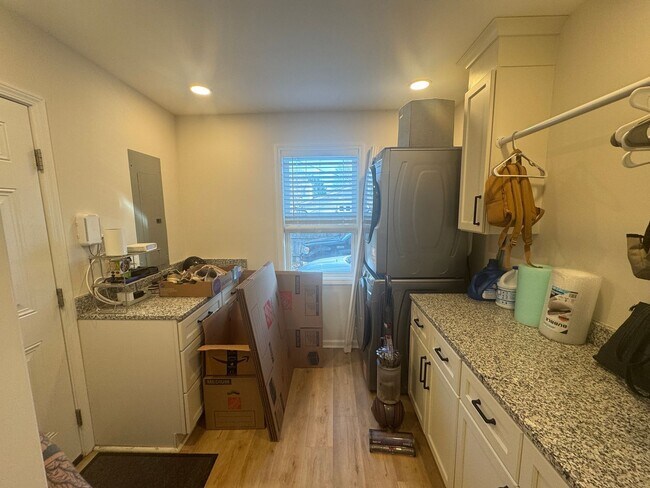 Building Photo - Cute, Renovated, 3BR/2BA Ranch.  Large Fully Fenced Backyard