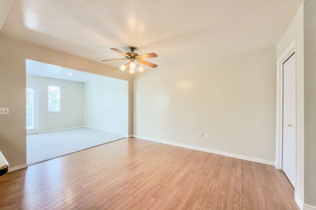 Foto del edificio - Charming 2 Bed, 2 Bath Home with Central Air & 2-Car Garage! - Available NOW!