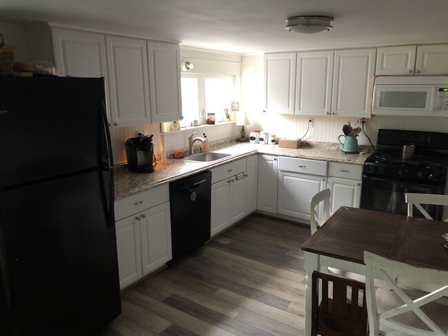 Eat-in Kitchen - 48 Concord St