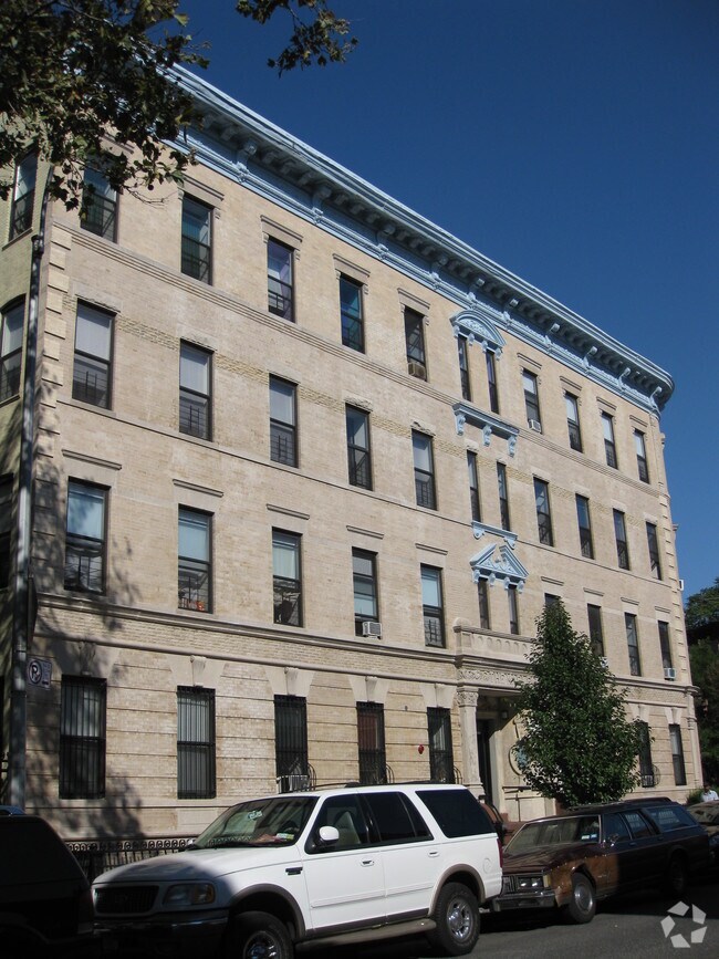 Foto del edificio - 42 Patchen Ave