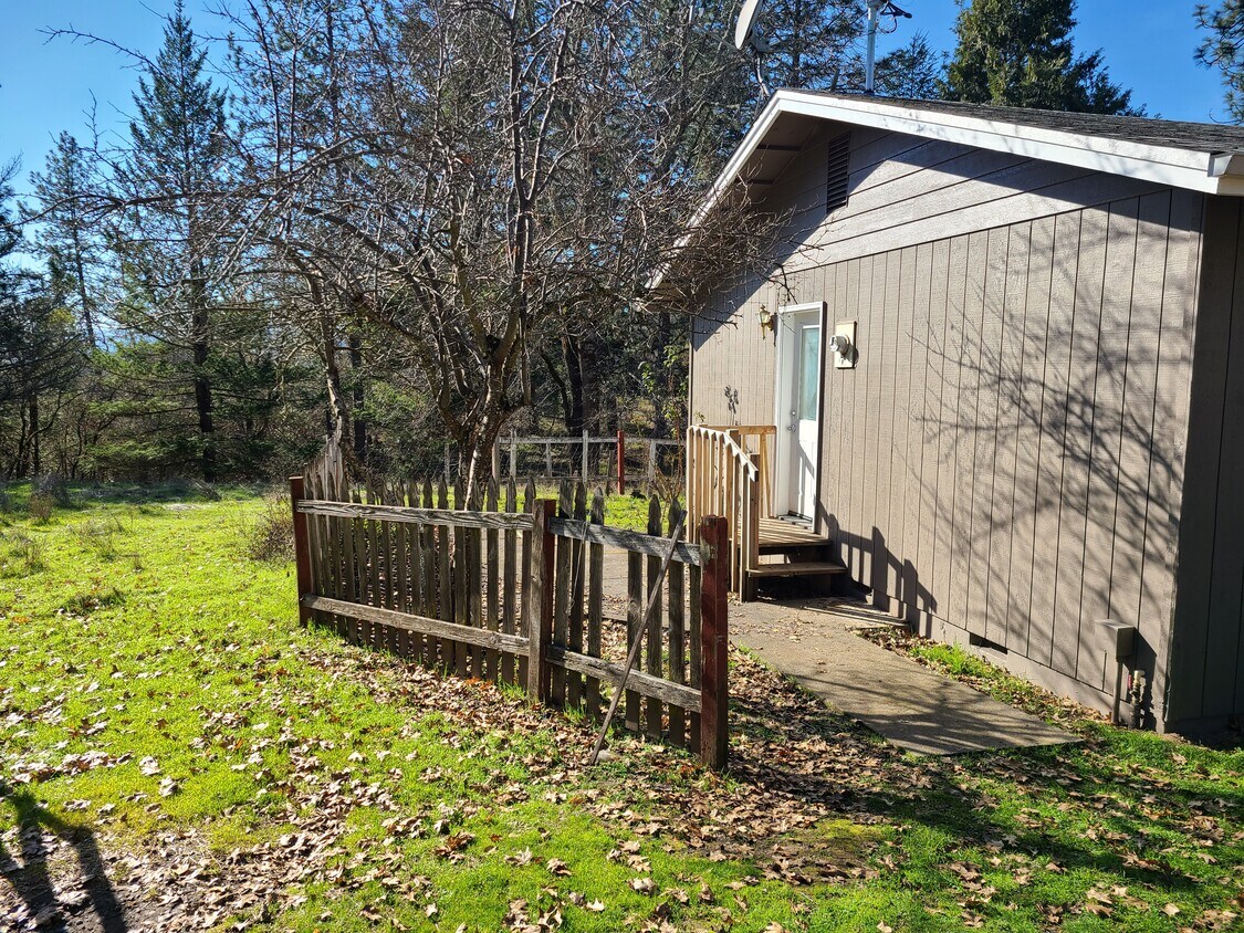 Building Photo - 111 Hansen Dr