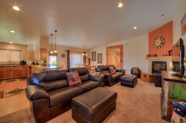 Building Photo - 3366 Oleander Ln