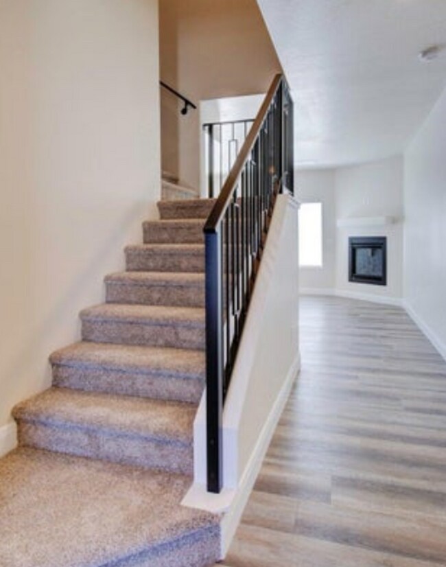 Foto del edificio - 668 E Fiddlers Canyon Rd