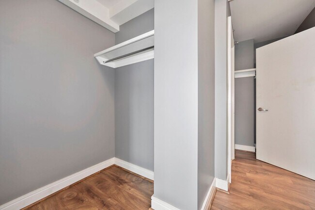 Foto del edificio - Available Now! Electric, Gas and Water included in Rent! Spacious Studio in an Amenity Rich Build...