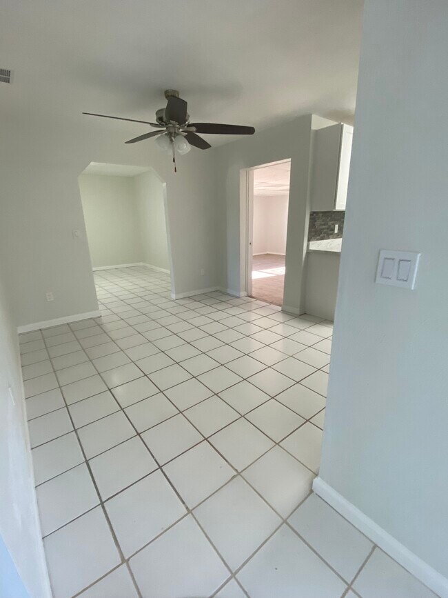 Building Photo - 1010 Alladin Dr