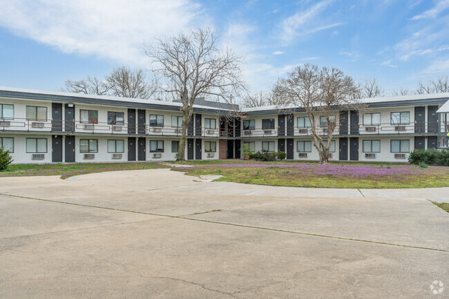 Holiday Apartments - Apartments in Kansas City, MO | Apartments.com