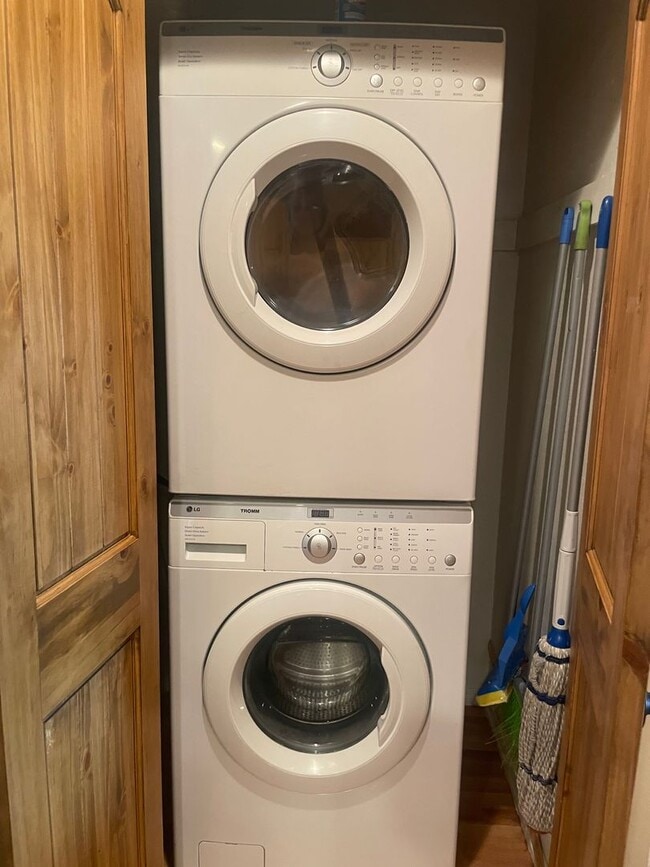Building Photo - Washer dryer in unit! Amazing views! Updated! All utilities included!