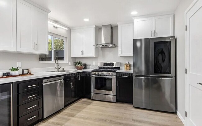 Foto del edificio - New to the market! WEST OF THE 5 – Coastal Living at Its Finest! 3 bed, 3 bath condo for rent!