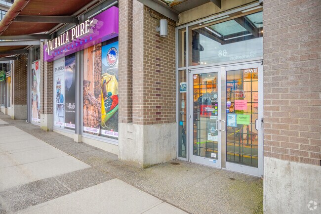 Retail - Vue on Manitoba
