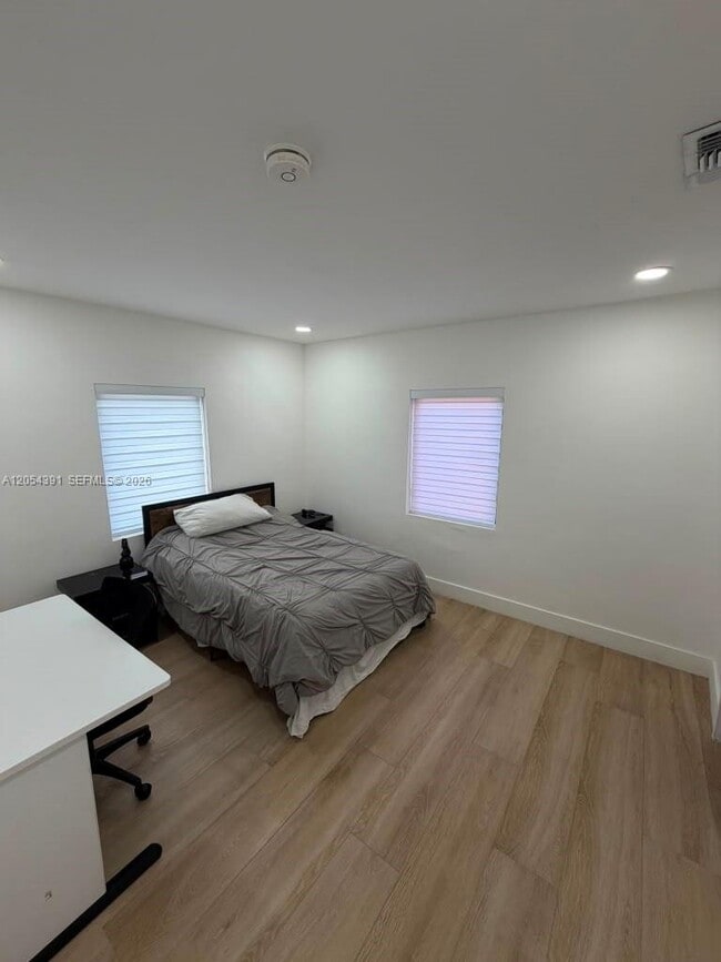 Foto del edificio - 1884 SW 16th St