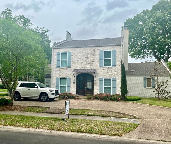 Building Photo - MOVE IN SPECIAL 1/2 MONTH RENT FREE! Beaut...