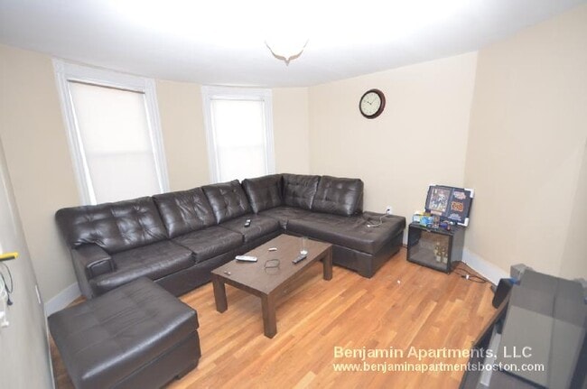 Building Photo - 861 E 1st St