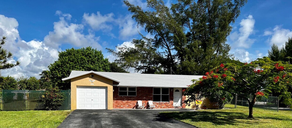 Foto principal - 243 NW 35th St