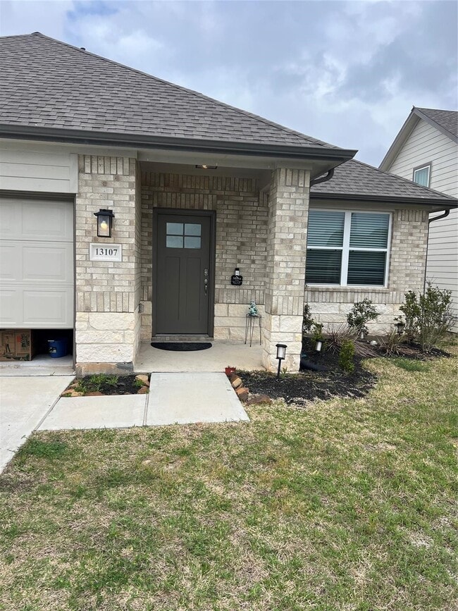 Building Photo - 13107 Clear View Dr