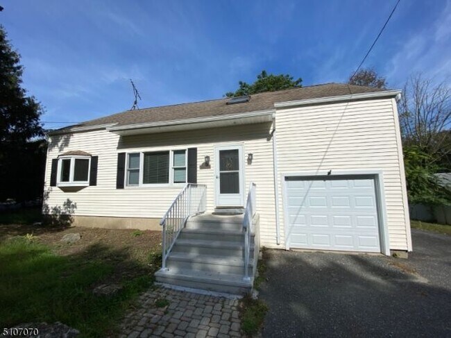 Building Photo - 127 Decker Pond Rd