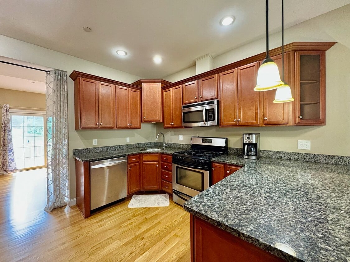 Primary Photo - Charming 2-Bedroom Townhouse For Rent in L...