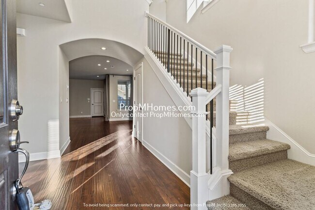 Foto del edificio - Gorgeous Three Bedroom Plus Den/Office In ...