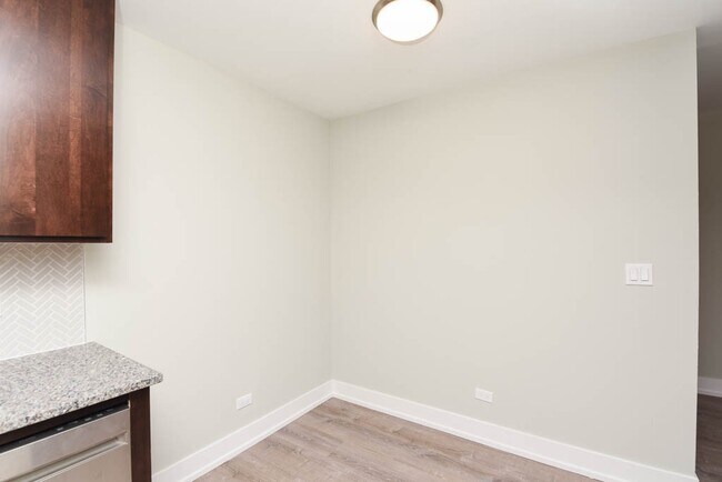 Building Photo - 447 W Surf St