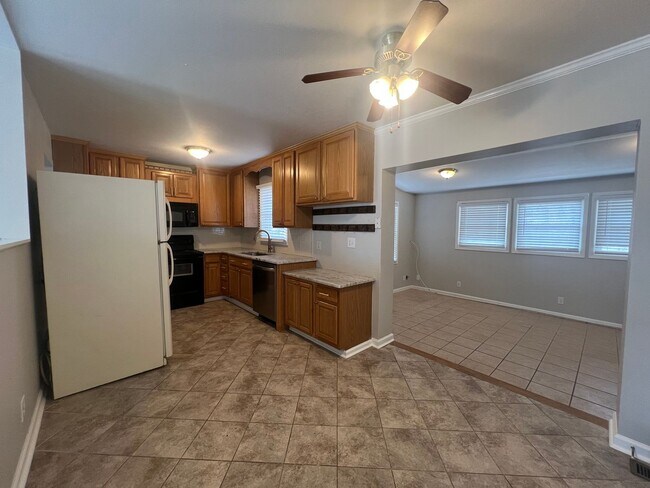 Building Photo - Spacious 3BR Home with 1-Car Garage & Private Backyard in Johnson City