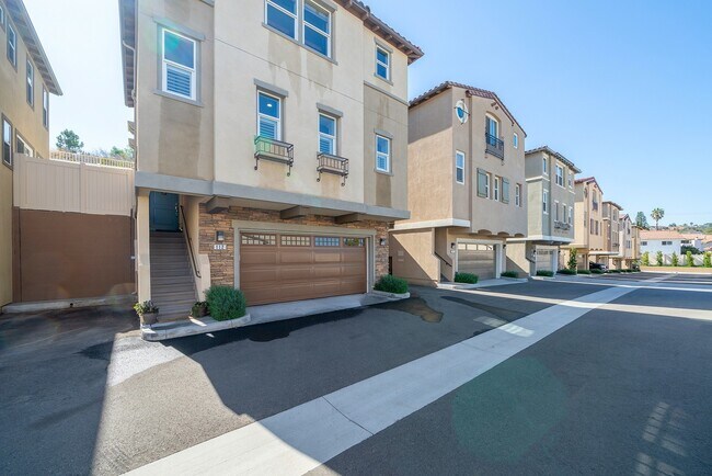 Foto del edificio - Gorgeous Stand Alone Town Home / Rolling Hills Golf Club is your Back Yard