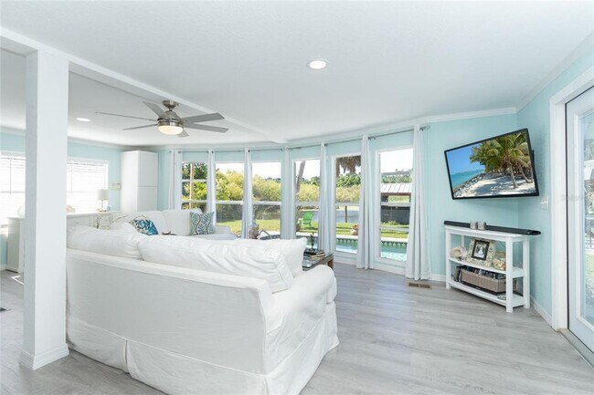 Foto del edificio - 8243 Pinetree Ln