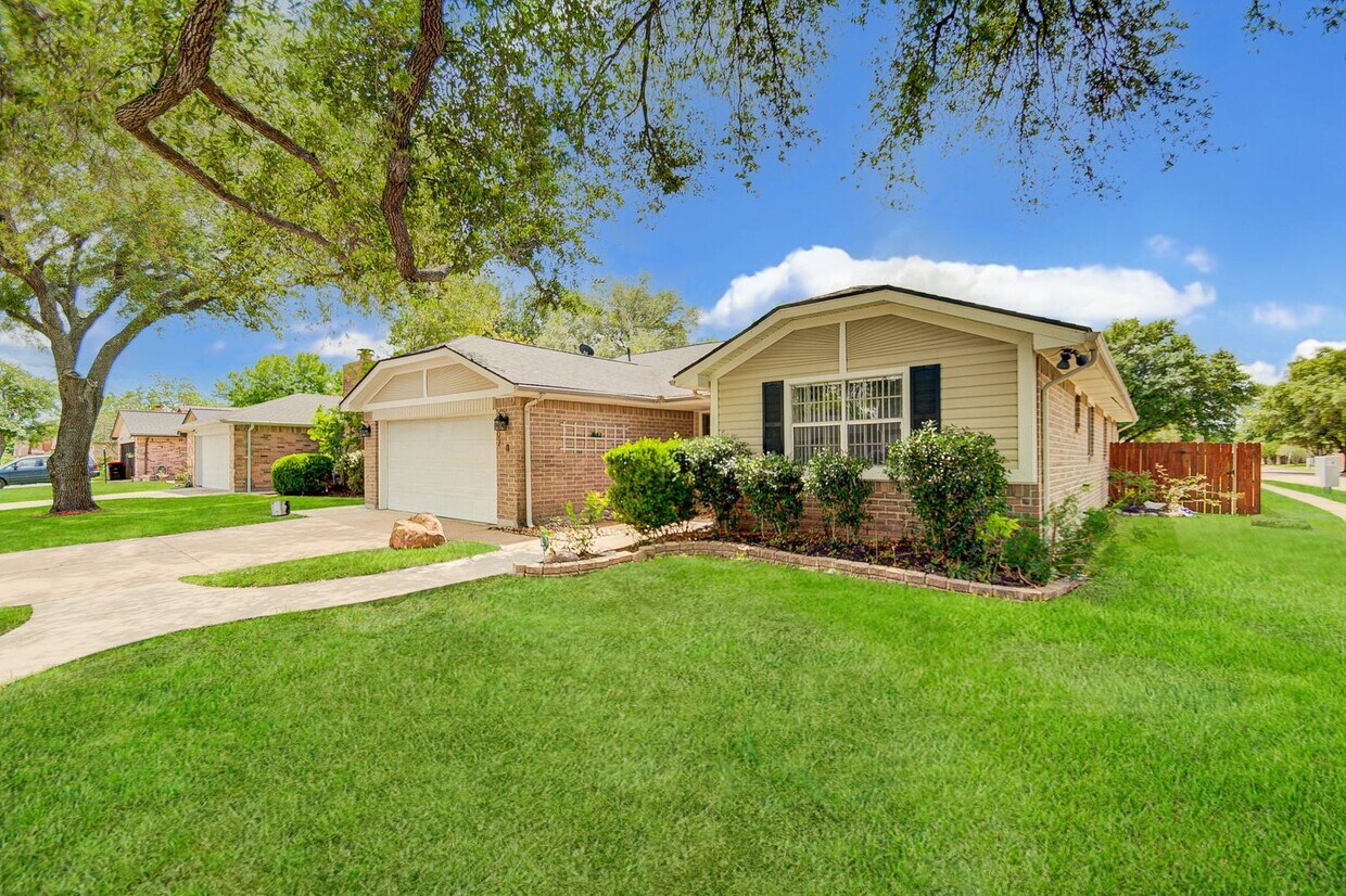 Foto principal - Spacious one story home on a corner lot!
