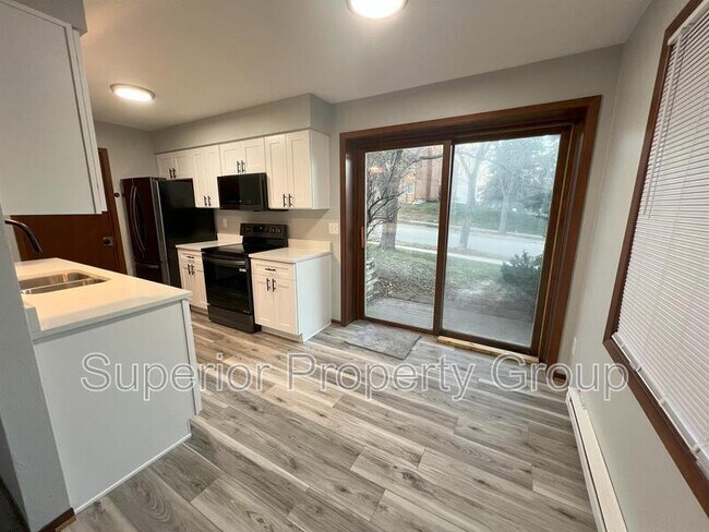 Building Photo - 2 S Wickham Ct