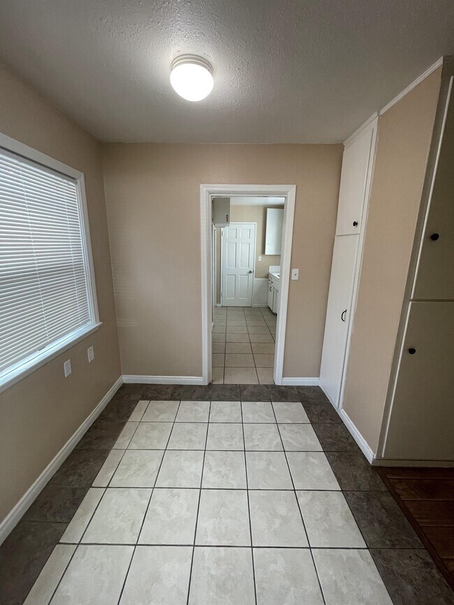 Building Photo - 9635 Estacia St