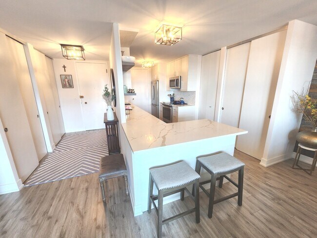 Building Photo - 6007 N Sheridan Rd