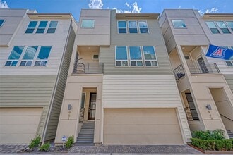 Building Photo - 951 W 17th St Building Photo - 951 W 17th St