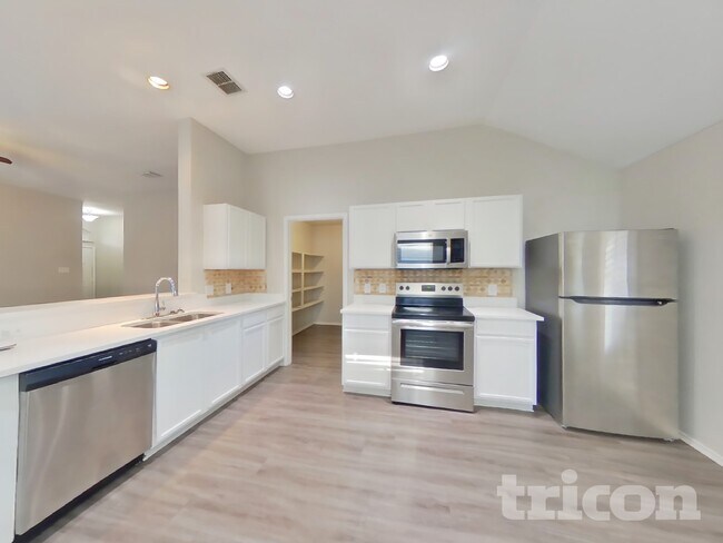 Foto del edificio - 1915 Pin Oak Ln