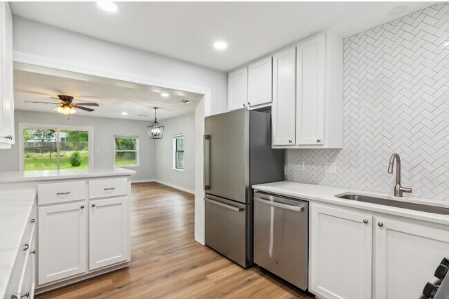 Foto del edificio - Newly Remodeled Home near the Village