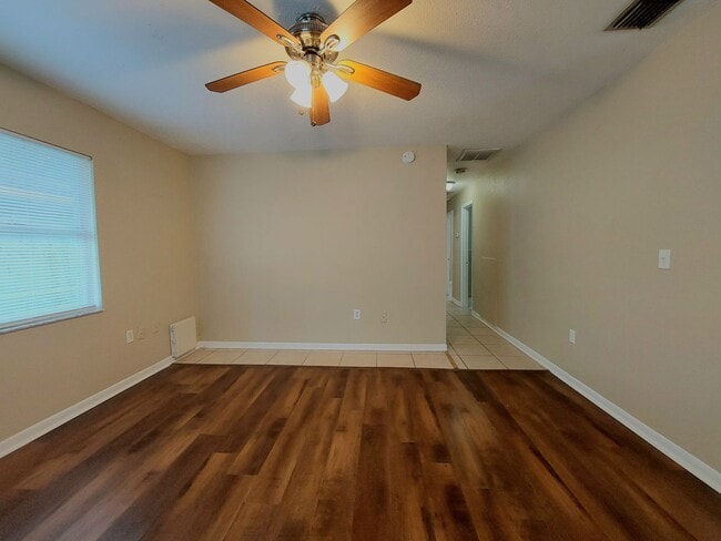 Building Photo - 4 Bedroom, 2 Bathroom House in Lakeland