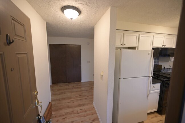 Building Photo - 3 bed 2 bath in 55+ community- water, sewe...