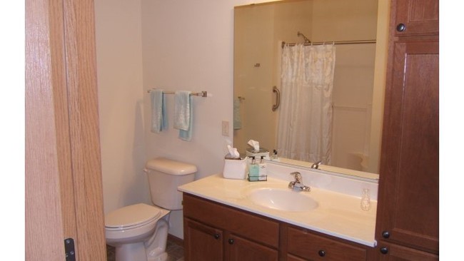 Baño - Brentwood Court Apartments - 55+ Community