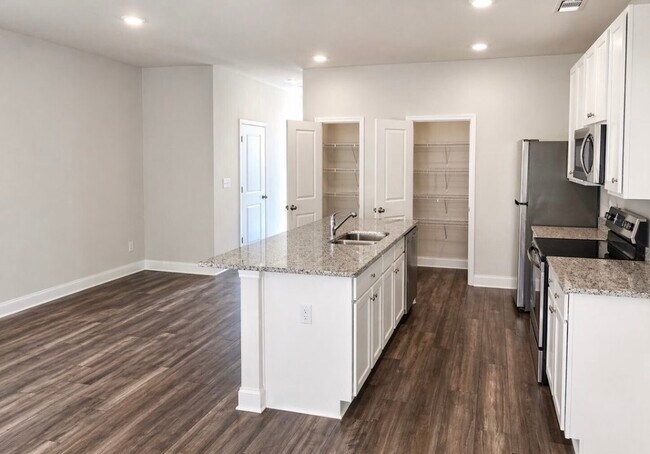 Building Photo - 373 Oakwood Dr NW