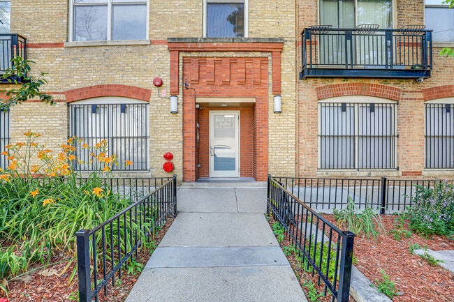 Building Photo - 1740 N Maplewood Ave