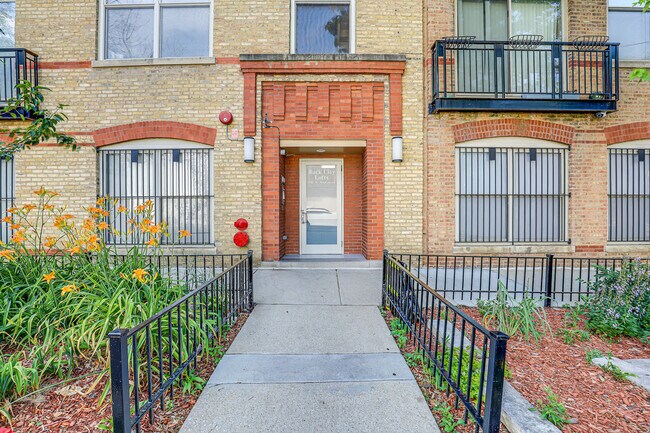 Foto del edificio - 1740 N Maplewood Ave