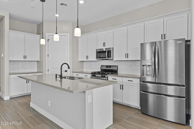 Foto del edificio - 2827 N 212th Dr