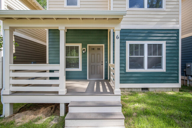 Building Photo - Modern Home in Kenilworth