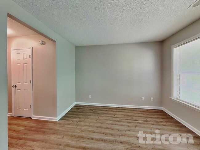 Foto del edificio - 4409 Woodlawn Dr