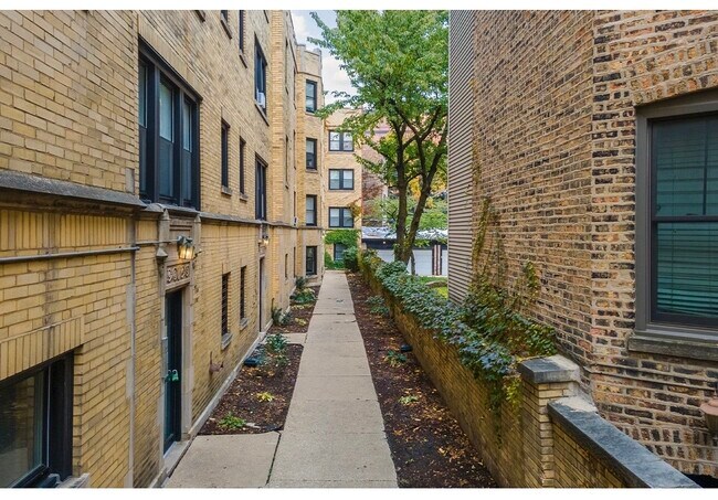 Foto del edificio - 648.5 W Roscoe St