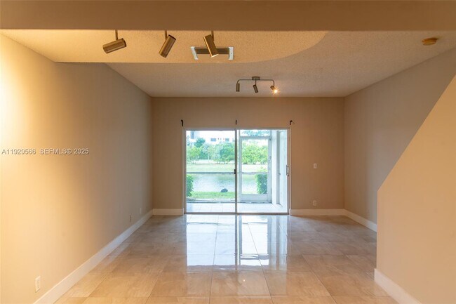 Foto del edificio - 16749 Hemingway Dr