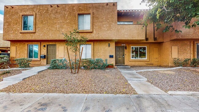 Building Photo - 2 BEDROOM 1 1/2 BATH TOWN HOME