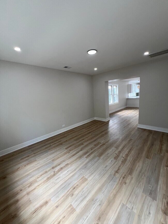 Foto del edificio - 646 W 47th Pl