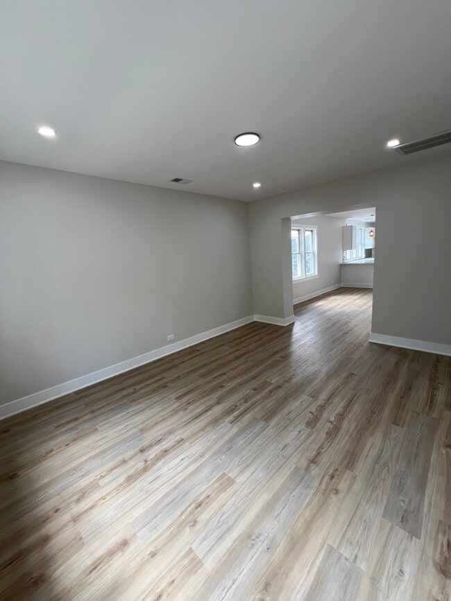 Building Photo - 646 W 47th Pl