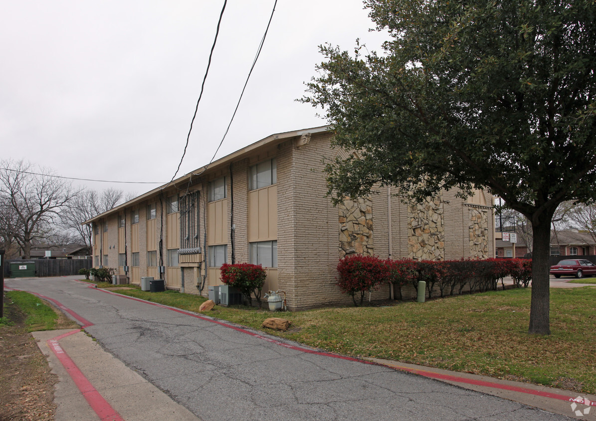 Building Photo - 1201 N Nursery Rd